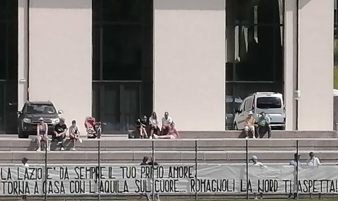 球迷横幅欢迎罗马尼奥利:拉齐奥是你的初恋,带着心中雄鹰回家吧