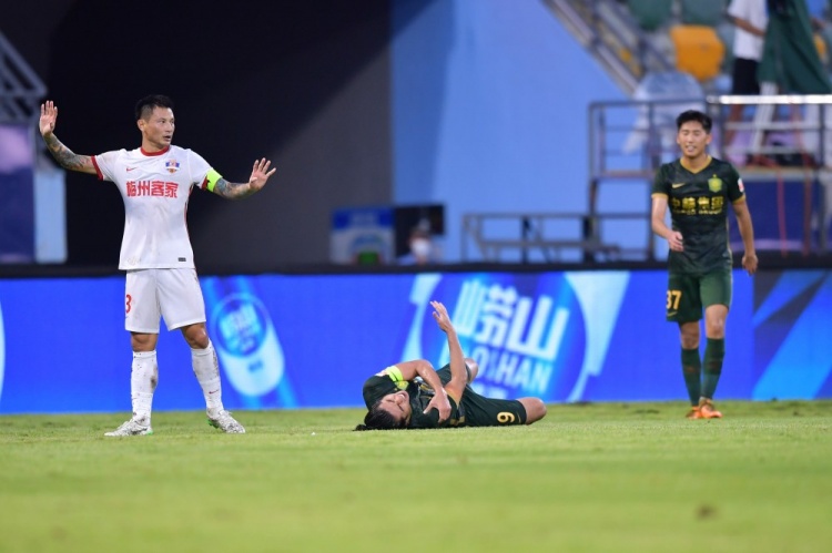 张玉宁疑似肩伤复发伤退!下场后右臂缠上绷带