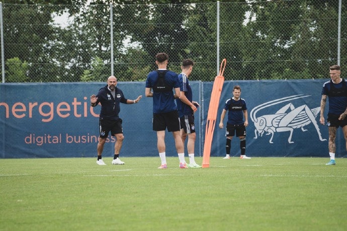 李磊由于大腿不适将缺席对科隆的比赛,恢复时间预计两周