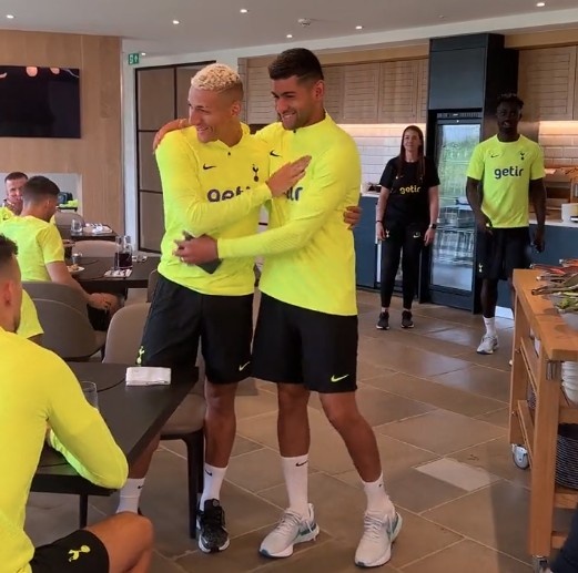 国家队死敌⚔️俱乐部队友❤️热刺晒罗梅罗、理查利森碰面视频