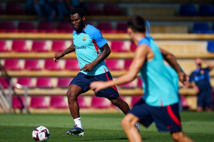 世体:哈维致电凯西说“我需要你”,说服球员加盟巴萨