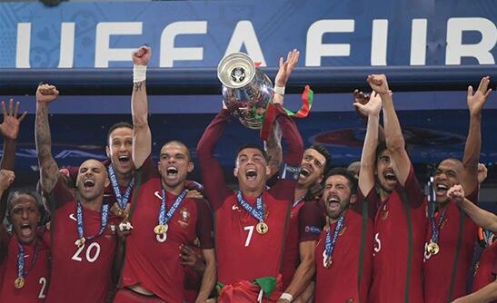 六年前的今天葡萄牙登顶欧洲杯，C罗夺国家队首冠?
