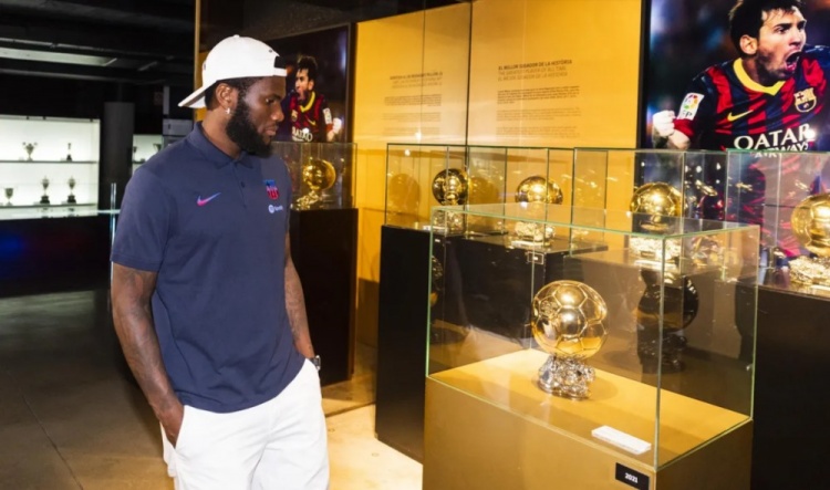 开开眼!巴萨官推晒视频:凯西参观巴萨博物馆中梅西的个人奖项