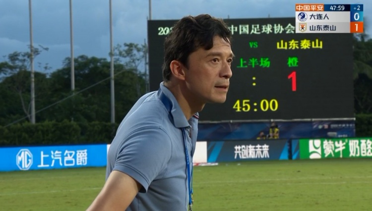 谢晖不满判罚在场边念念有词,吃到黄牌一张