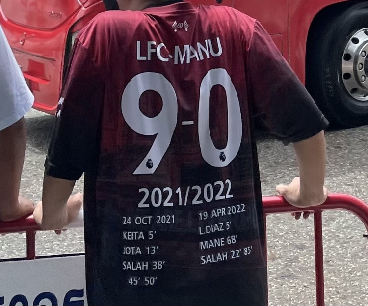 ?杀人还要诛心？泰国当地红军球迷身着“利物浦9-0曼联”衬衫