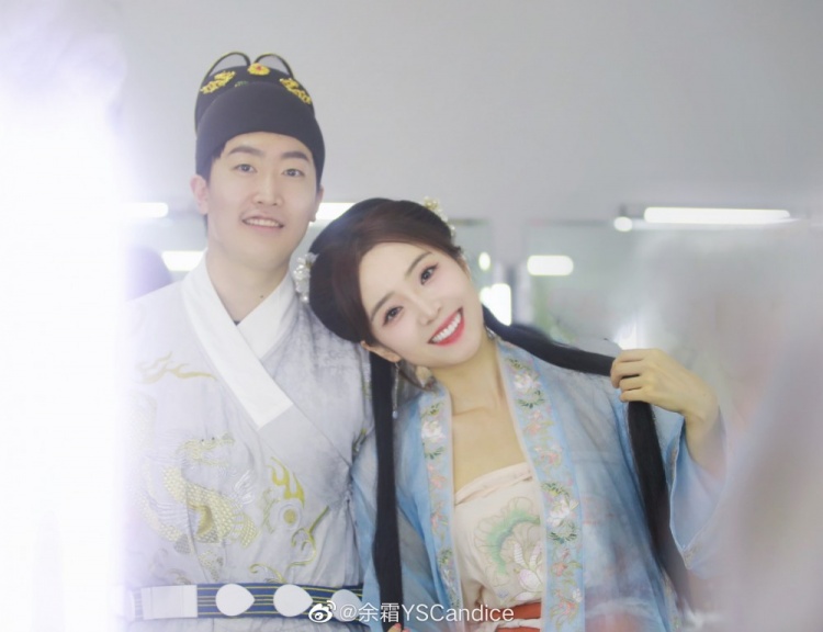 余霜晒出与管泽元的国风穿搭:公开撒糖啦!