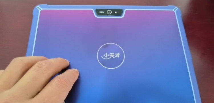 专为孩子设计?小天才平板电脑出现黄暴、逃学、越狱类游戏内容