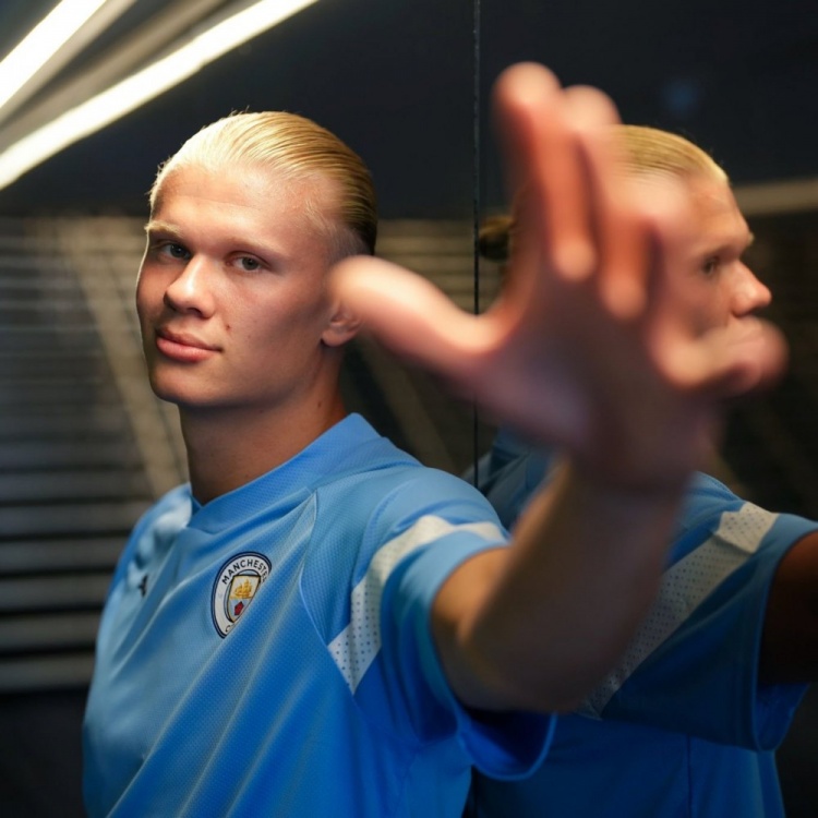 魔镜魔镜我帅吗?曼城官推晒哈兰德写真照,氛围感十足