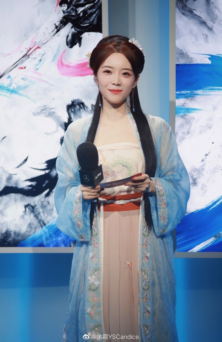 主持余霜晒照:可惜文笔不好 不然也要为你写盛夏