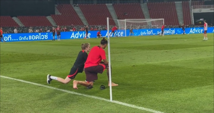 随队记者：努涅斯脚底起泡退出训练，正在与女理疗师做伸展运动