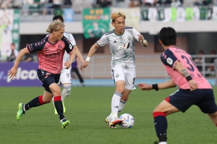 全北官方:与日本外援邦本宜裕解约,球员此前因酒驾被禁赛60天