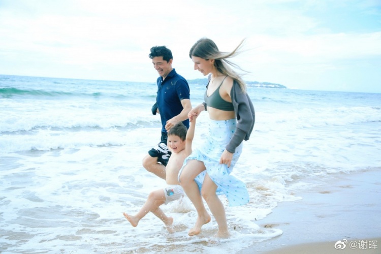 幸福美满❤️谢晖晒家庭出游照:面朝大海,春暖花开