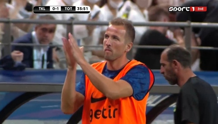 凯恩、孙兴慜起身热身引得大量韩国球迷欢呼,两人鼓掌回应