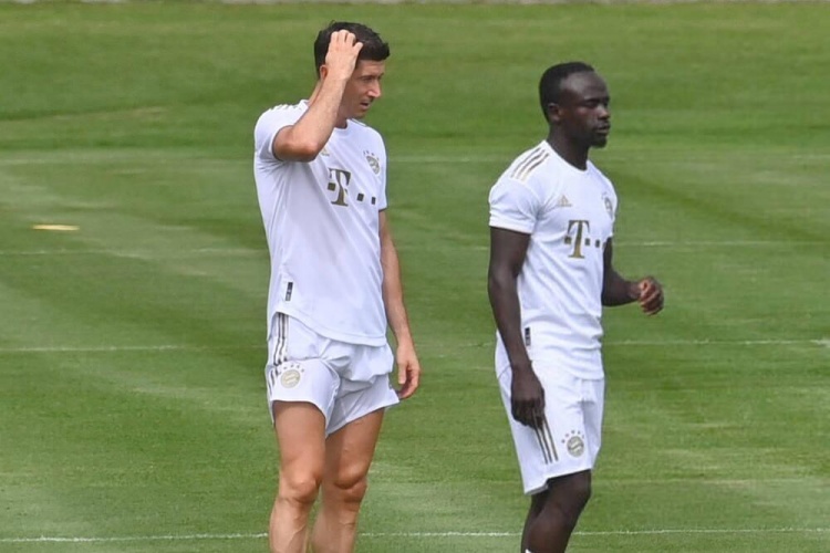 马内与莱万在训练场上同框出现:一个刚来!一个要走??