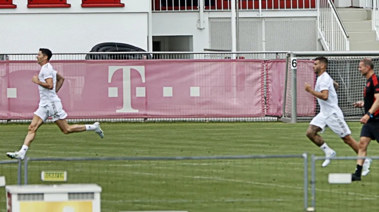 图片报:莱万训练课上几乎未和队友说话,他目前只想去巴萨