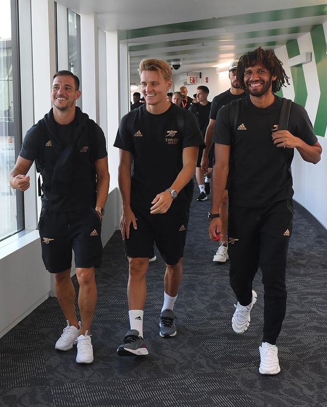 需要个放大镜吗?阿森纳全队抵达美国,网友发现照片中的托马斯