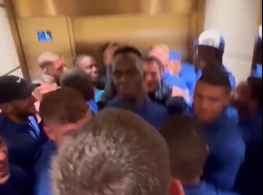 快乐传递?切尔西众人围成一团摇摆起哄,斯特林被夹中间尬笑?