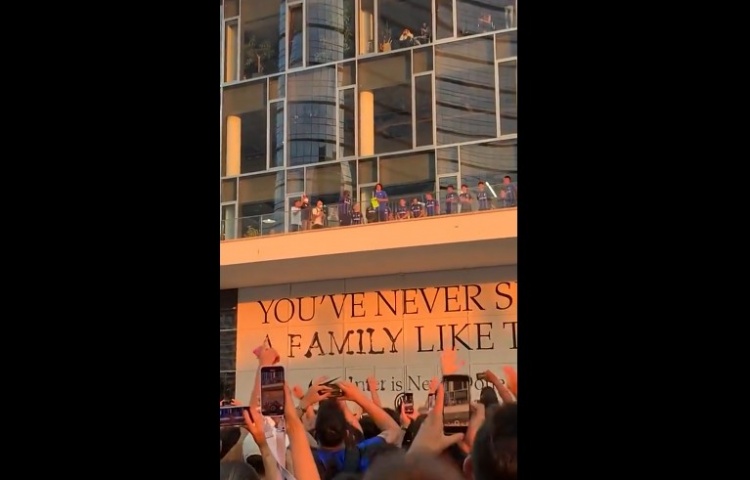 卢卡库向国米球迷承诺争意甲冠军,并带头高唱“谁不跳是红黑人”