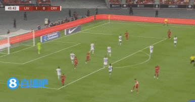 太轻松!萨拉赫晃过防守队员后射门得手!