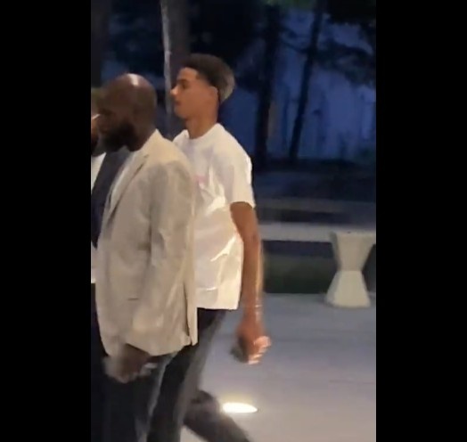 法媒:埃基蒂克已经抵达巴黎圣日耳曼总部,将与巴黎签约5年