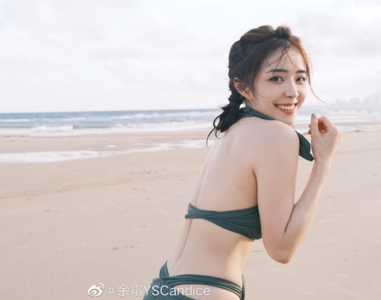 阿姨你自拍怎么拍舍友啊?余霜晒出海边泳衣照 甜蜜依偎管哥肩膀