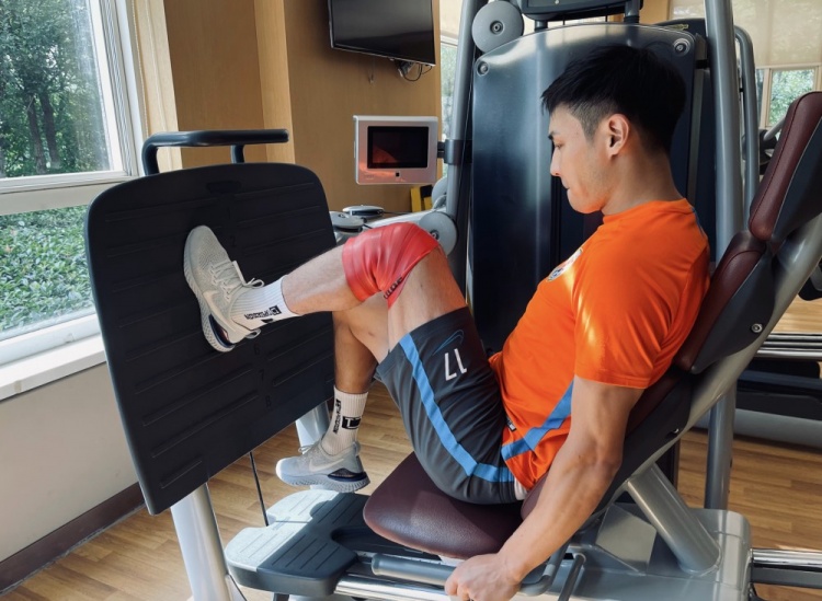 泰山球员吴兴涵晒恢复训练照:努力康复