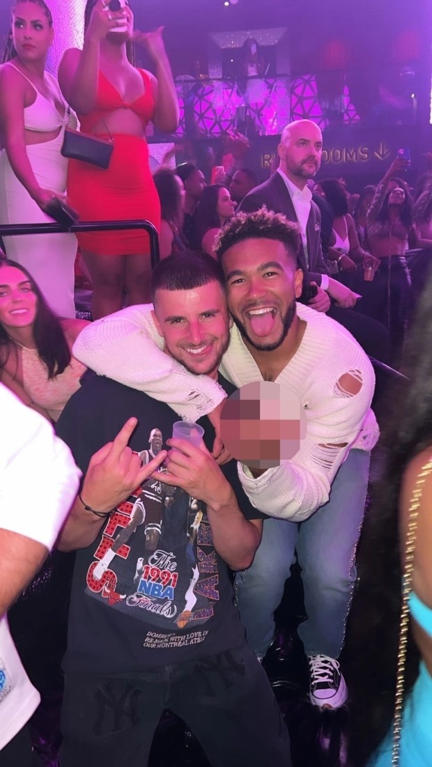 太阳报:奇尔维尔晒芒特和里斯-詹姆斯夜店照,随后删除