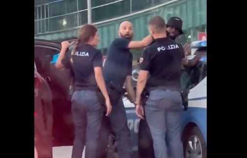 巴卡约科“被捕”后续,警察总部:搜查因符合描述场景