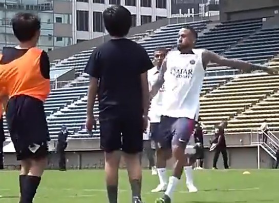 怪蜀黍?日本小球员正观摩训练,内马尔突然假装开大脚吓小孩一跳