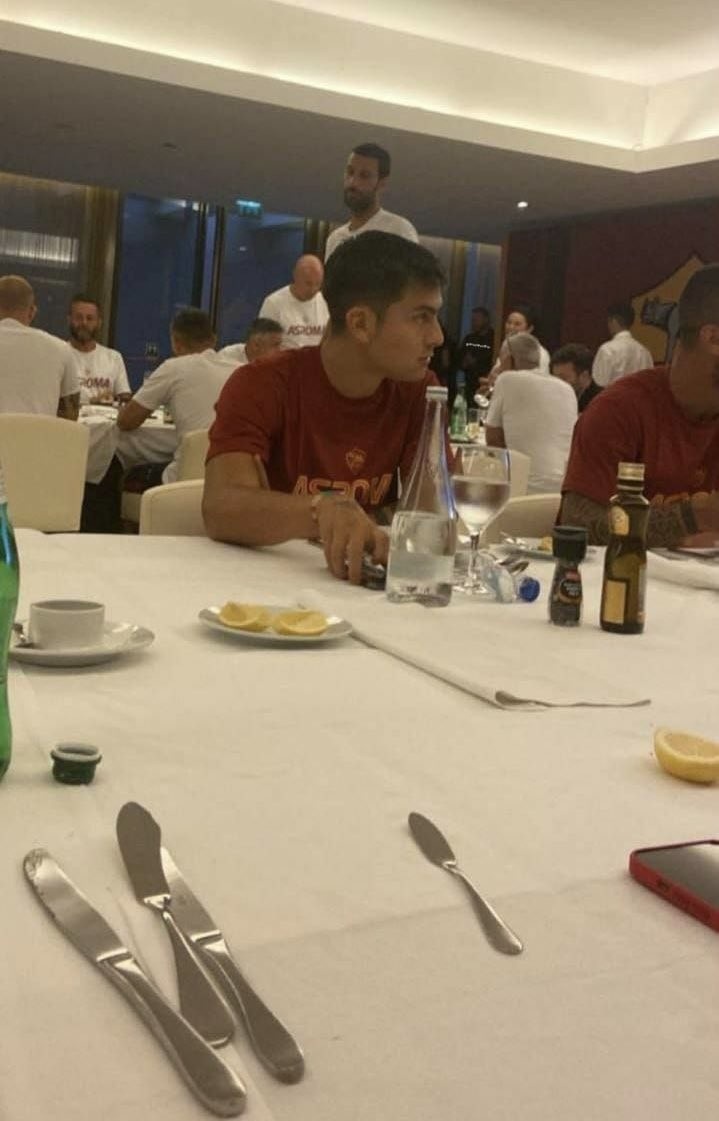 啥时候官宣啊?迪巴拉与罗马全队进餐照片曝光