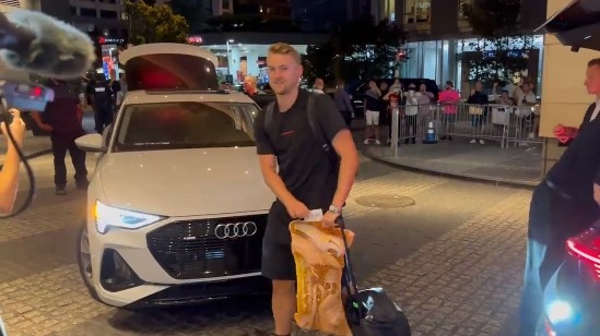 德里赫特抵达拜仁驻地!他真的来了!!慕尼黑啤酒开起来!?