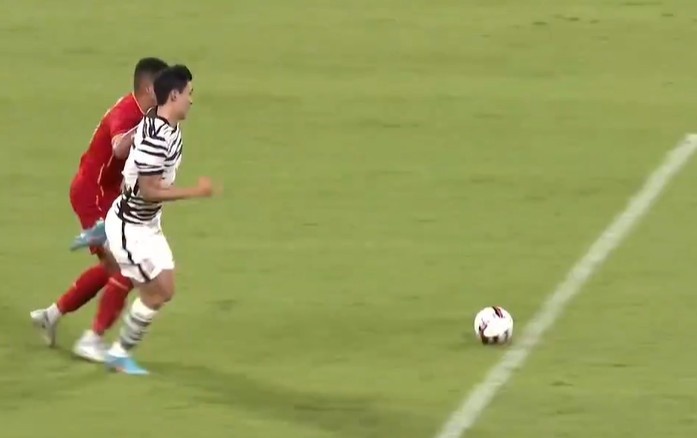 又完了...蒋光太防守被扛开?曹圭成单刀破门,中国男足0-3落后