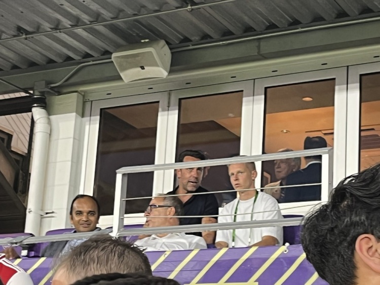 看球宣?记者:津琴科和埃杜今晚将坐在克伦克包厢里看球