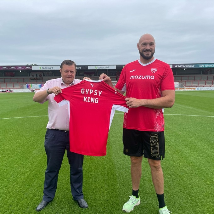 olp!大虾队有钱啦?拳王泰森-富里宣布赞助莫克姆新赛季球裤