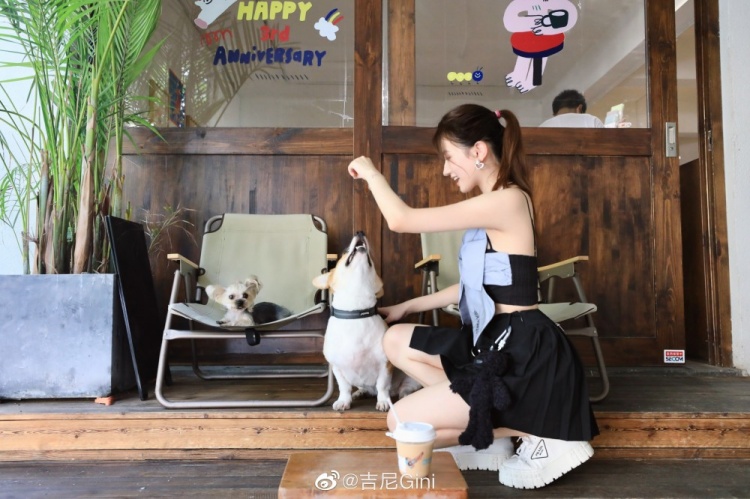 VSPN主持人吉尼晒照:夏日、咖啡和修勾!