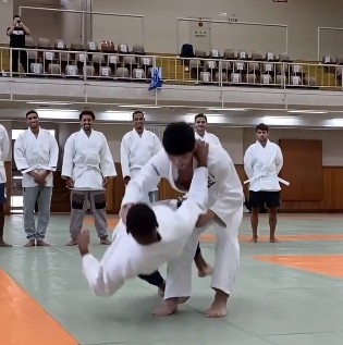 可得小心点！姆巴佩体验柔道时，东京奥运冠军小心翼翼将其摔倒