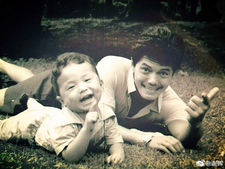 大连人主帅谢晖晒儿时合影,祝福父亲生日快乐