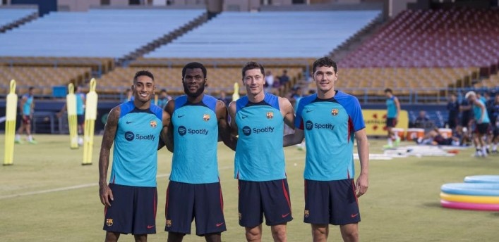 前中后场齐活!莱万领衔巴萨夏窗四大新援训练后合影留念