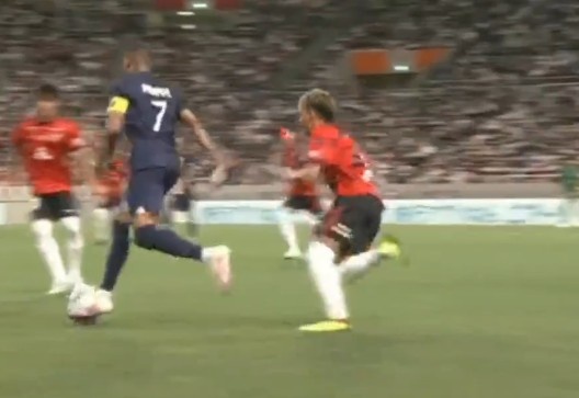 姆队长!维拉蒂替换下场,姆巴佩戴上队长袖标!