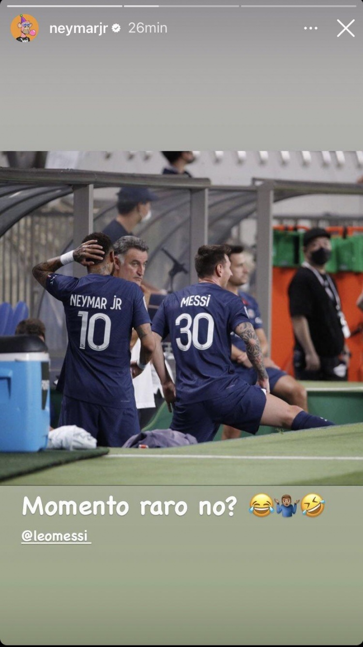 内马尔晒与梅西合照并配文:是不是很奇怪啊???♂️?