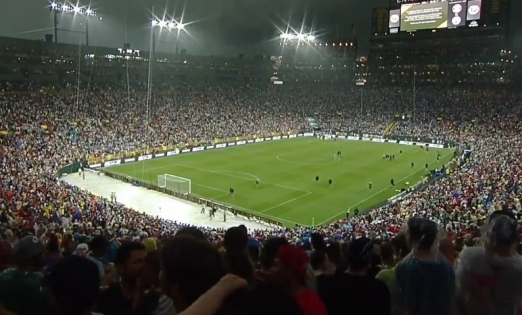 官方:拜仁vs曼城比赛因天气原因暂停,恢复时间待定