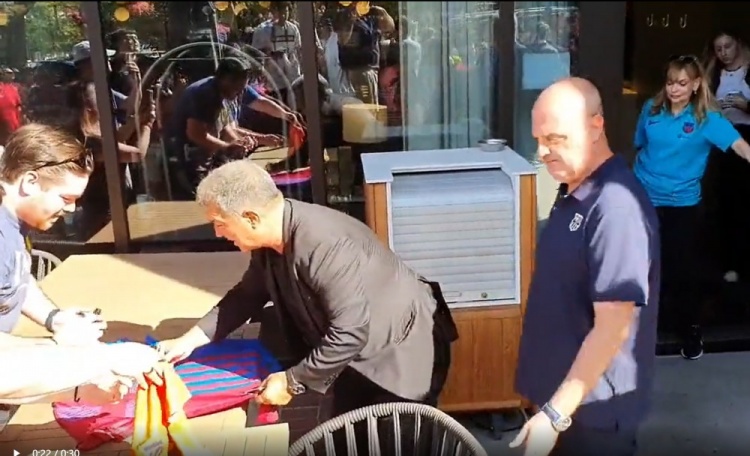 达拉斯球迷向拉波尔塔高呼“梅西”,拉波尔塔在梅西球衣上签名