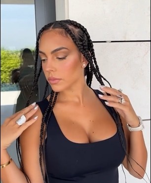 乔治娜晒全新造型,一头黑色长发打起脏辫