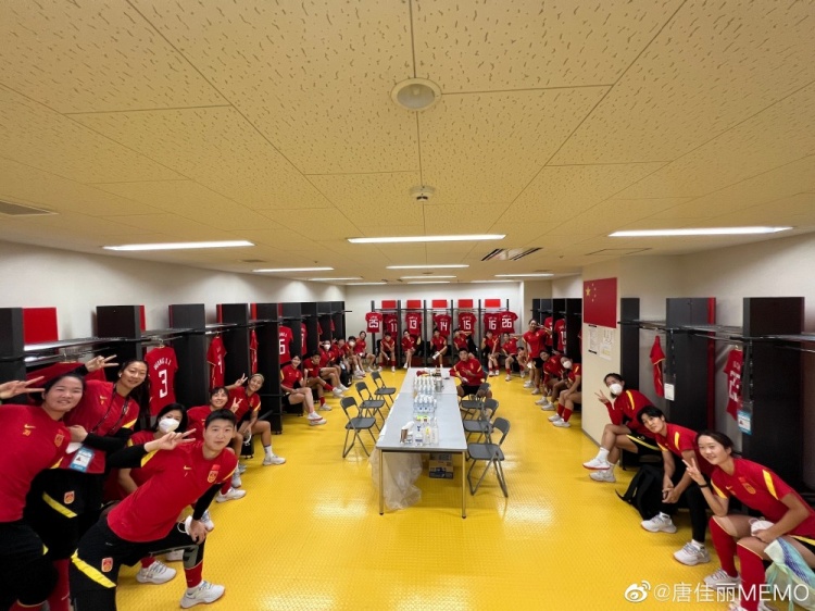 唐佳丽晒合照总结东亚杯:还有很长的路要走,大家一起加油吧!