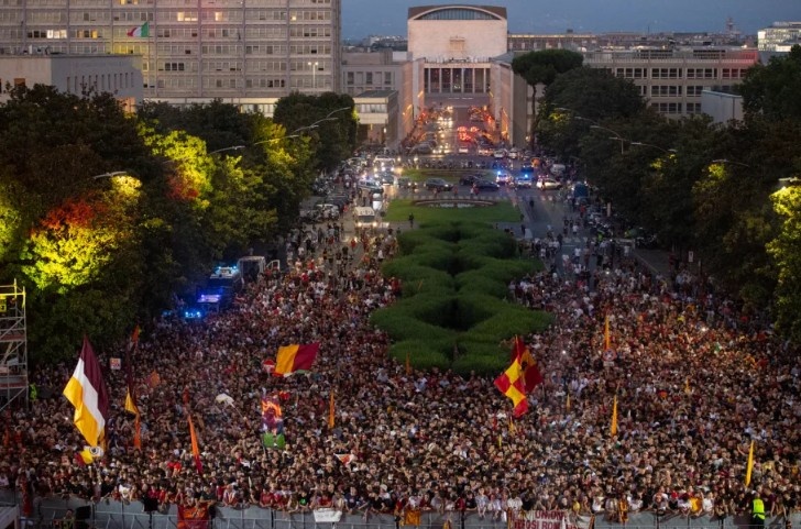 【足坛图志】面对如此热情的球迷,迪巴拉要闪闪发光啊