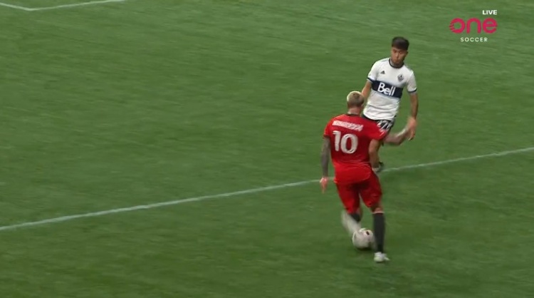 真赏心悦目!贝纳德斯基风骚外脚背传球,助攻队友破门