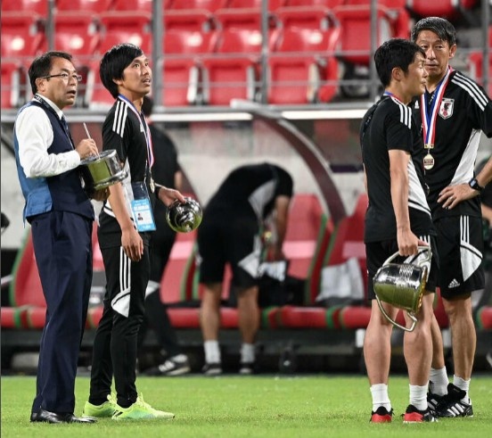 日本东亚杯奖杯脱落成几部分引热议,工作人员:因为螺丝松动?