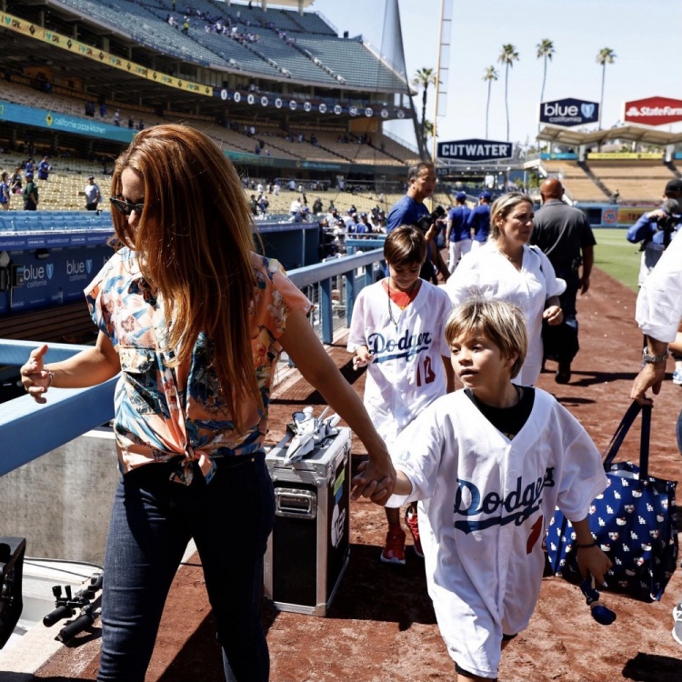 狼姐心情不错!夏奇拉带两个儿子观看洛杉矶道奇棒球比赛