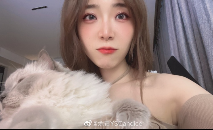 LPL主持余霜：《自愿且开心》