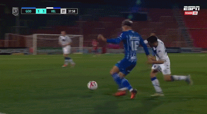 离大谱!阿职联球队主教练场边绊倒对方球员,被红牌罚下